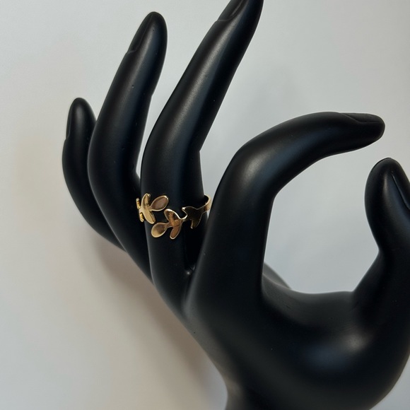 Flower designed ring - Picture 3 of 4